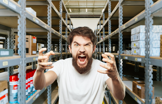 boze man in magazijn