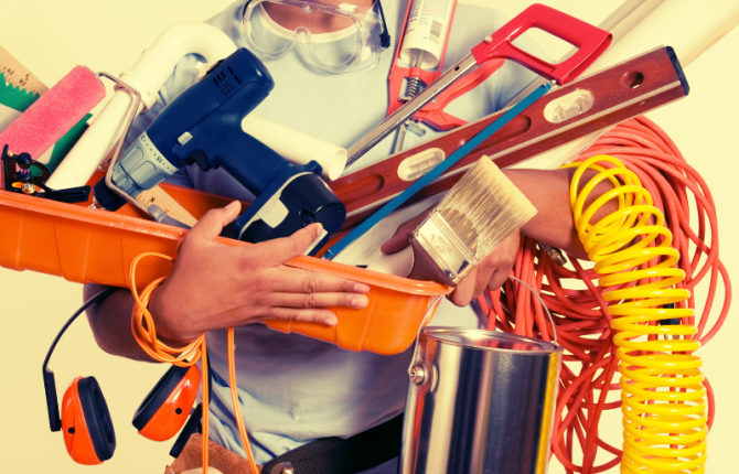 man met heel veel werktuigen in handen