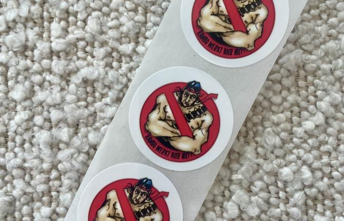 Rambo werkt hier niet sticker XS